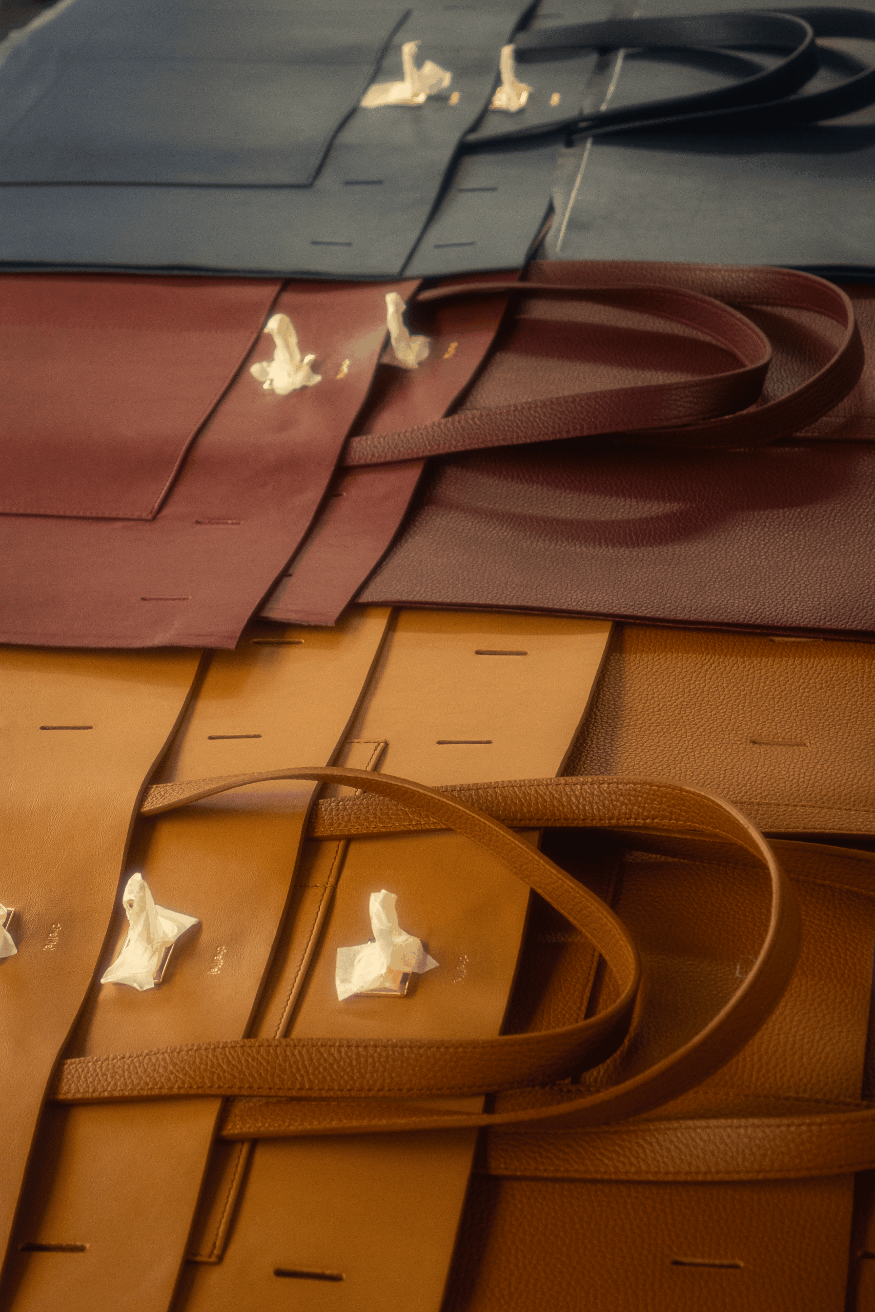 Production en série de sac en cuir au sein d'un atelier de maroquinerie