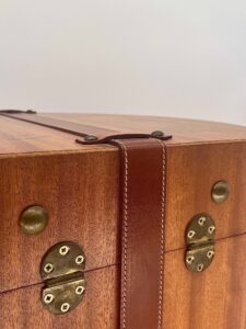 fabrication d'objets de décoration sur mesure : coffret en bois et cuir réalisé par notre atelier