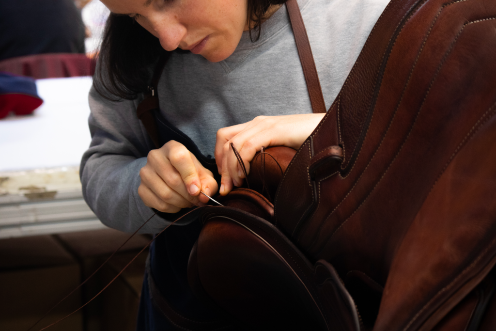 Réparation selle de cheval - article de sellerie