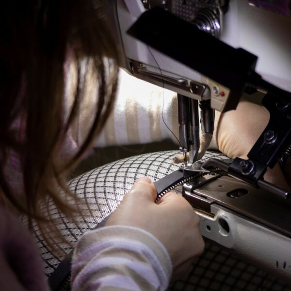 Piqure du cuir sur la fibre de verre en tissage carbone