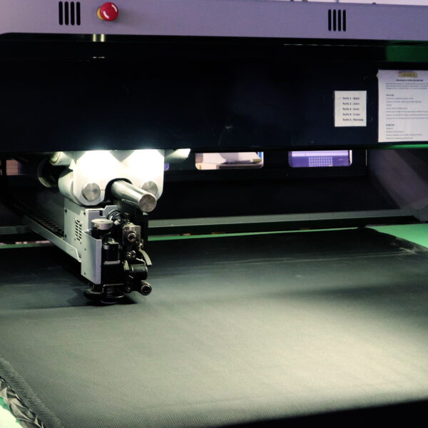 Atelier fabricant maroquinerie - externaliser la production en maroquinerie - découpe numérique