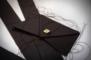 Fabrication d'un sac en cuir dans un atelier de maroquinerie
