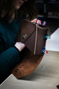 Fabrication d'un sac en cuir dans un atelier de maroquinerie