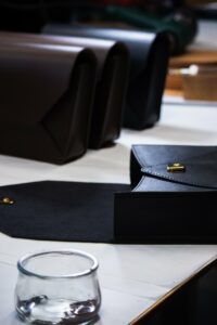 Fabrication d'un sac à main en cuir dans un atelier de maroquinerie