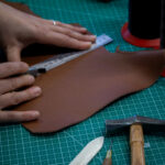 Découpe du cuir, un atelier de maroquinerie à taille humaine