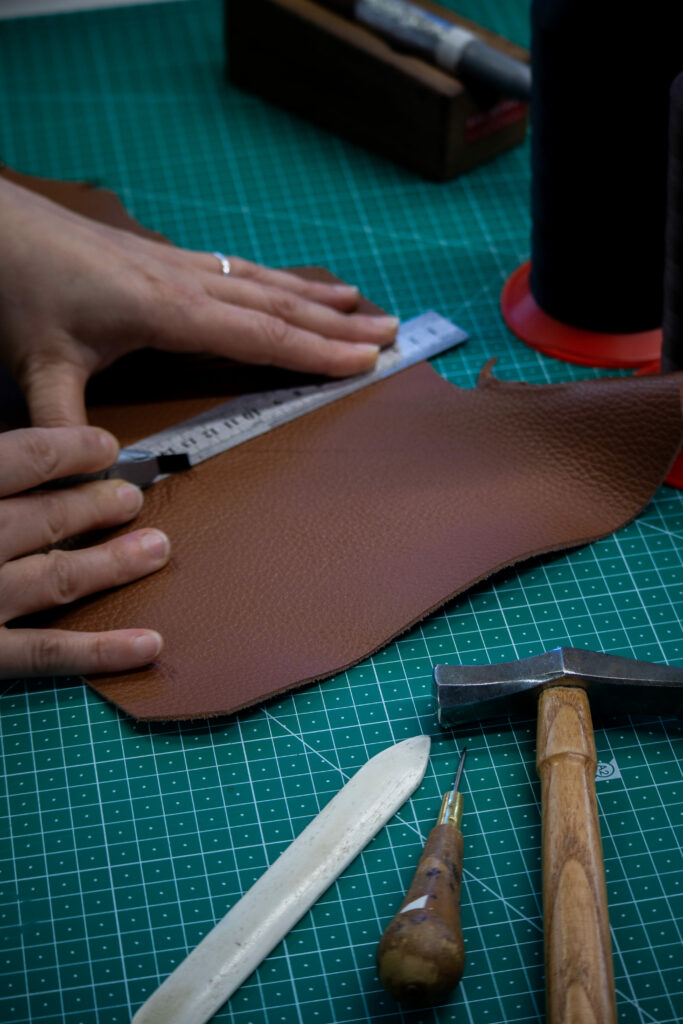 Découpe du cuir, un atelier de maroquinerie à taille humaine