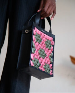 Maroquinerie : sac à main en cuir confectionné par un artisan maroquinier