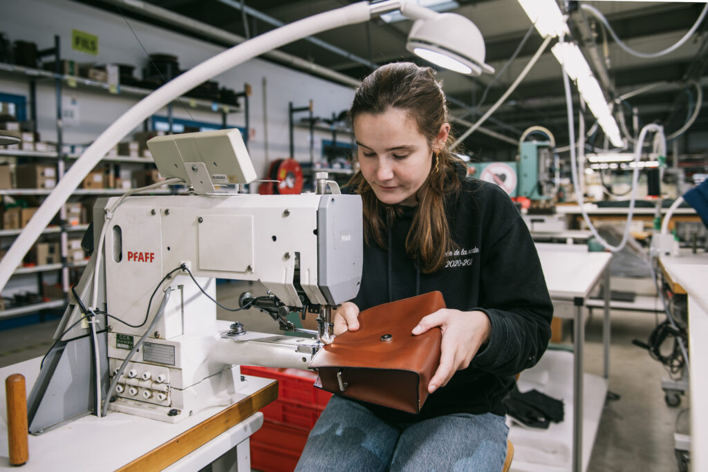 Piquage maroquinerie : confection d'un sac à main sur machine à coudre par un artisan maroquinier