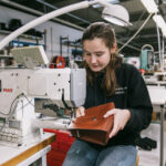 Piquage maroquinerie : confection d'un sac à main sur machine à coudre par un artisan maroquinier