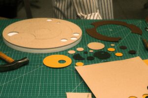 Confection d'un gainage en cuir sur un objet de décoration sur-mesure