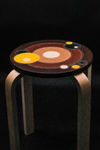 Tabouret décoration : Gainage en cuir au forme circulaire sur du bois 