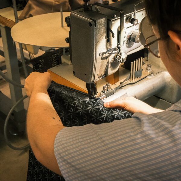 Atelier de production maroquinerie : le bordage