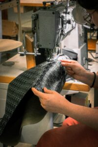 Atelier de production maroquinerie : le bordage