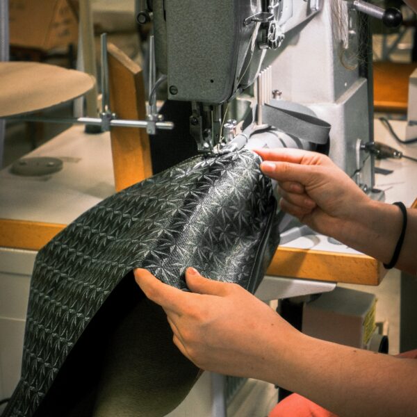 Atelier de production maroquinerie : le bordage