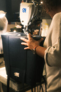 Piquage sur machine grand pilier d'une pièce de maroquinerie