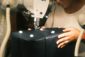 Piquage d'un sac en cuir à la machine grand pilier