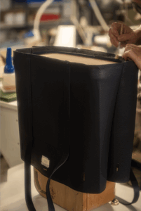 Confection d'un sac en cuir sur moulage