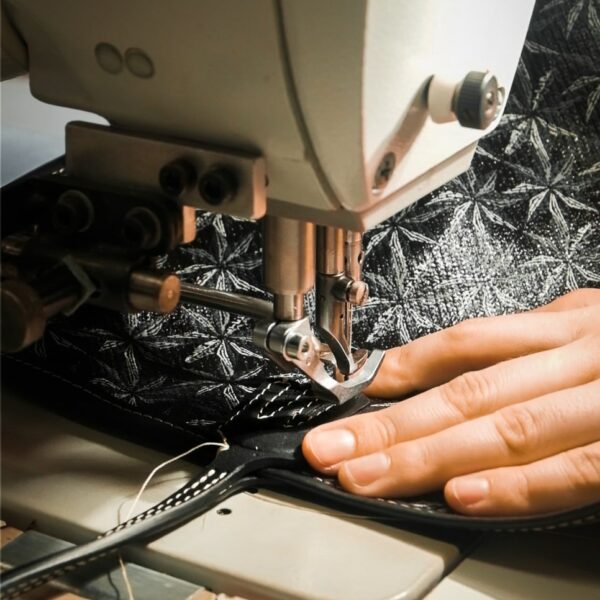 Atelier de production en maroquinerie : piquage du cuir