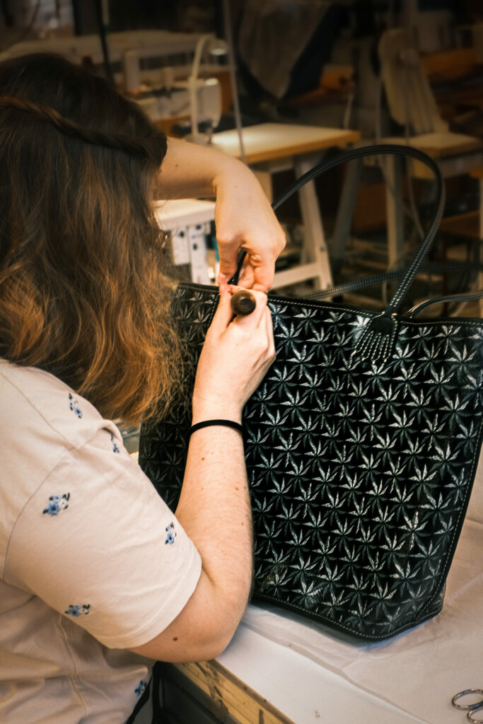 Contrôle qualité sur un sac à main maroquinerie