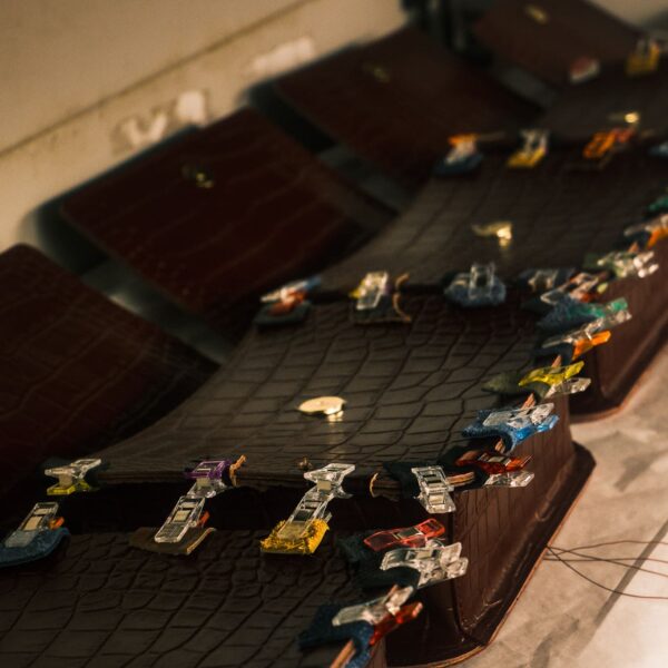 Sac en cuir en cours de production au sein d'un atelier de maroquinerie