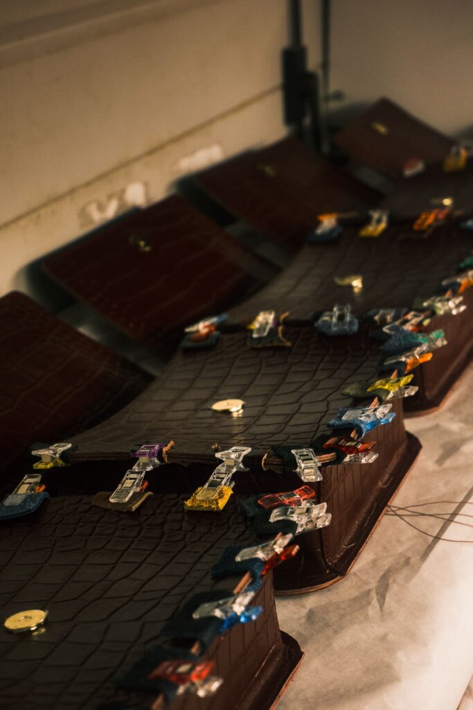 Sac en cuir en cours de production au sein d'un atelier de maroquinerie