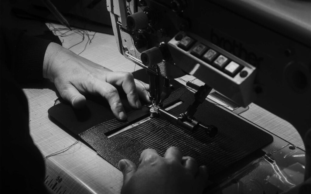Confection d'un sac en cuir au sein d'un atelier de maroquinerie