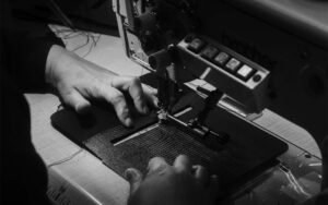 Confection d'un sac en cuir au sein d'un atelier de maroquinerie