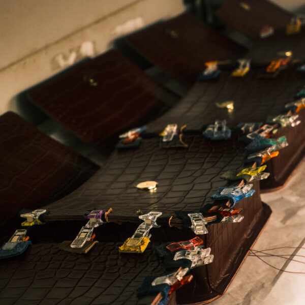 Série de sac en cuir dans un atelier de production