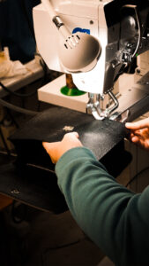 confection d'un sac en cuir par un artisan maroquinerie 