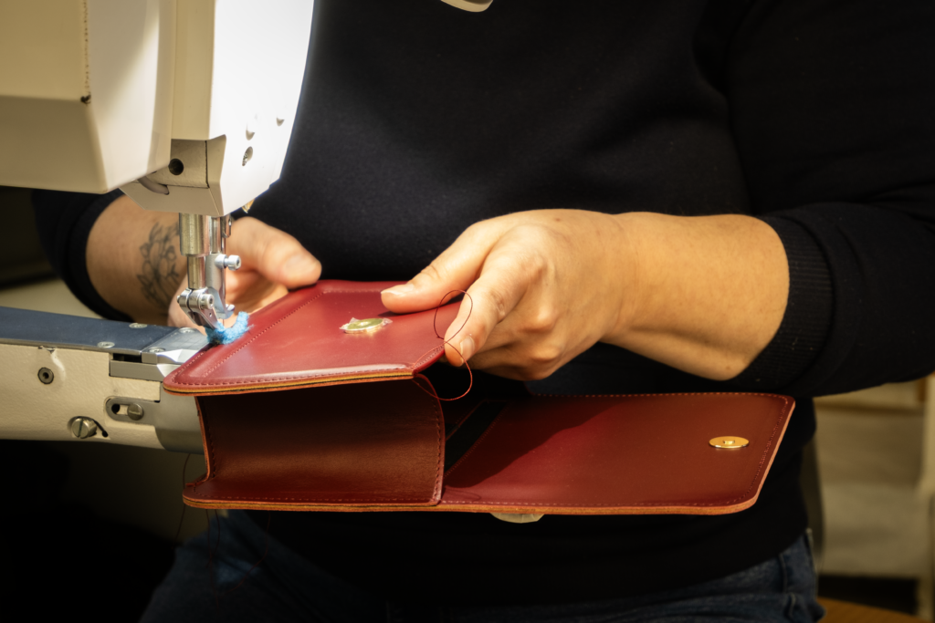 Confection d'un sac à main en cuir au sein d'un atelier de maroquinerie
