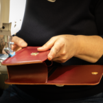 Confection d'un sac à main en cuir au sein d'un atelier de maroquinerie